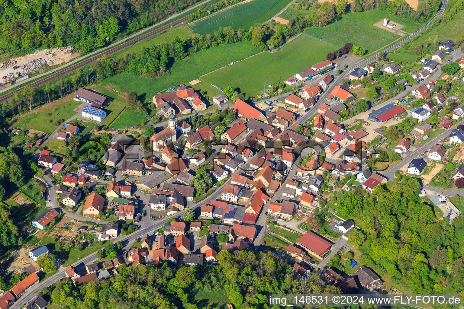 Vue aérienne de Vue du village avec l'église Sainte-Marguerite à le quartier Zimmern in Grünsfeld dans le département Bade-Wurtemberg, Allemagne