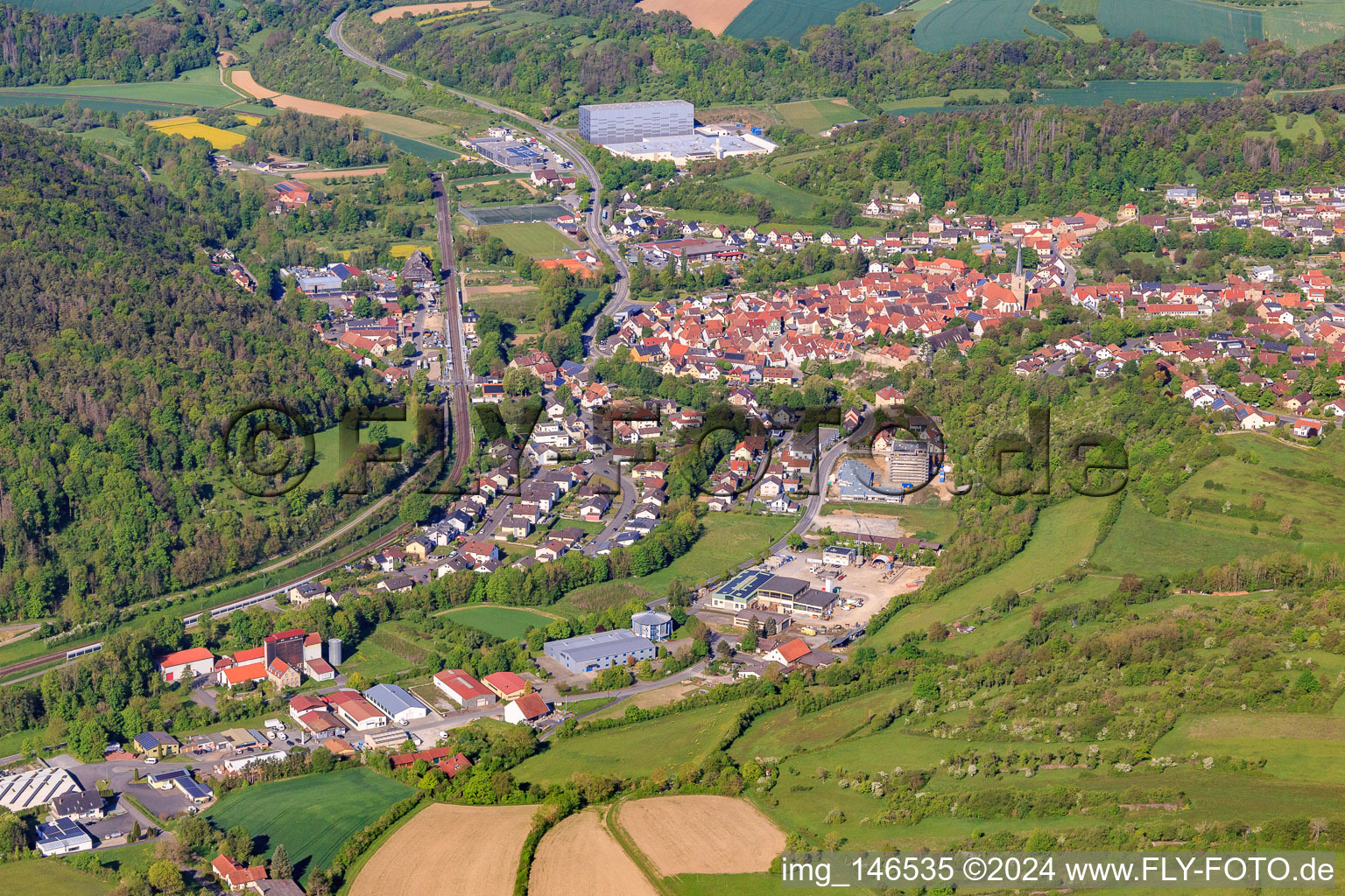 Vue aérienne de Vue d'ensemble de la vallée de la Tauber le matin depuis l'est à Grünsfeld dans le département Bade-Wurtemberg, Allemagne