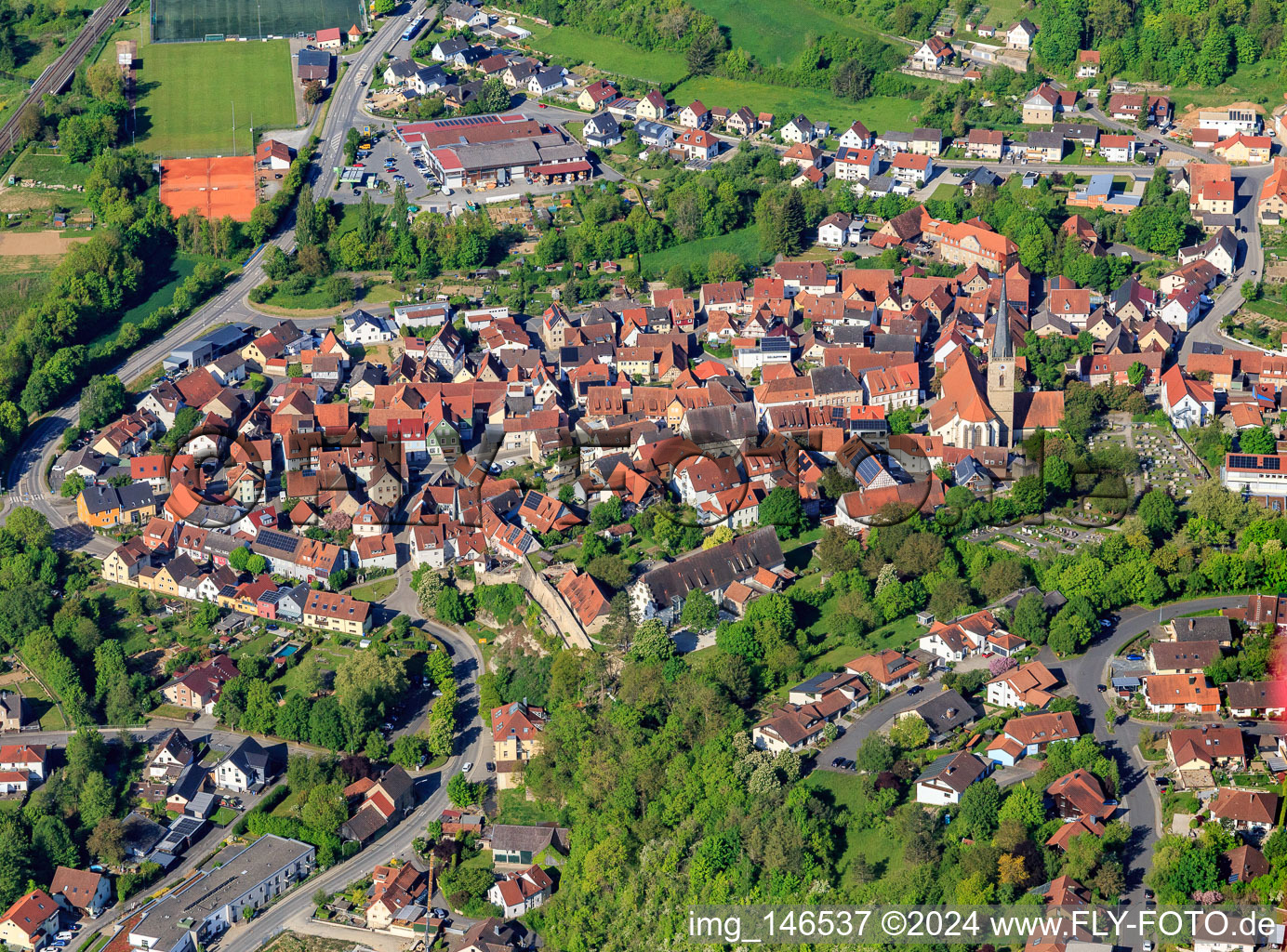 Vue aérienne de Centre-ville avec l'église Saint-Pierre-et-Paul à Grünsfeld dans le département Bade-Wurtemberg, Allemagne
