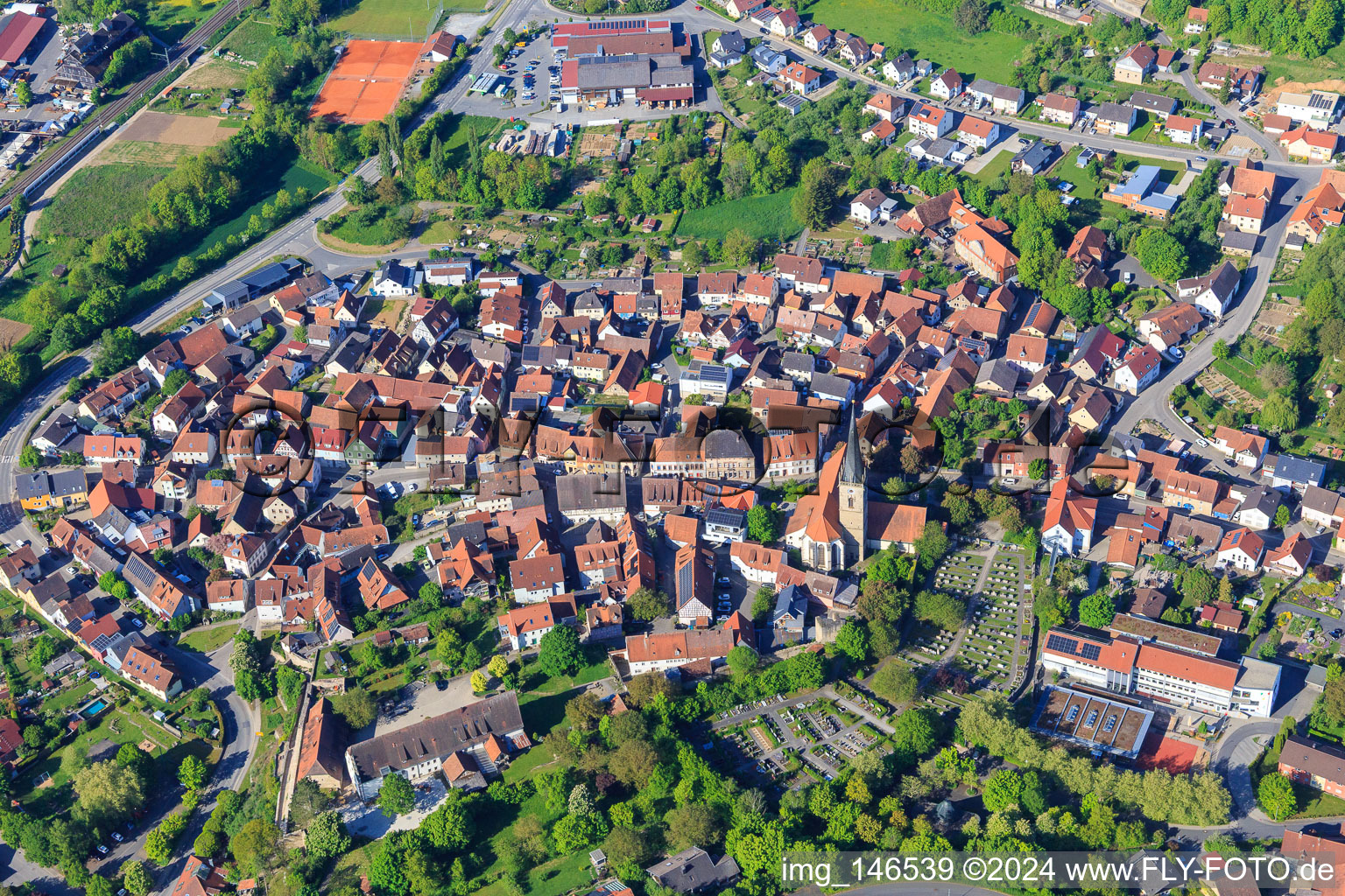 Vue aérienne de Vue d'ensemble de la ville avec l'église Saint-Pierre-et-Paul à Grünsfeld dans le département Bade-Wurtemberg, Allemagne