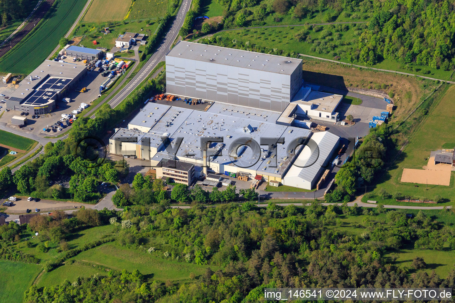 Vue aérienne de Refresco Deutschland GmbH et Autoservice Feuerstein à Grünsfeld dans le département Bade-Wurtemberg, Allemagne