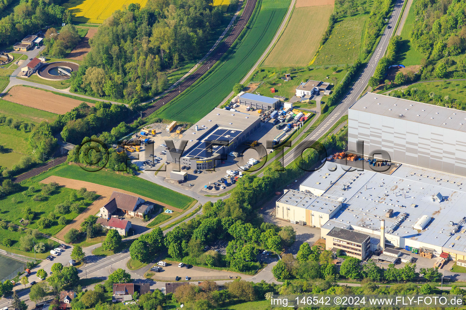 Vue aérienne de Refresco Deutschland GmbH et Autoservice Feuerstein à Grünsfeld dans le département Bade-Wurtemberg, Allemagne