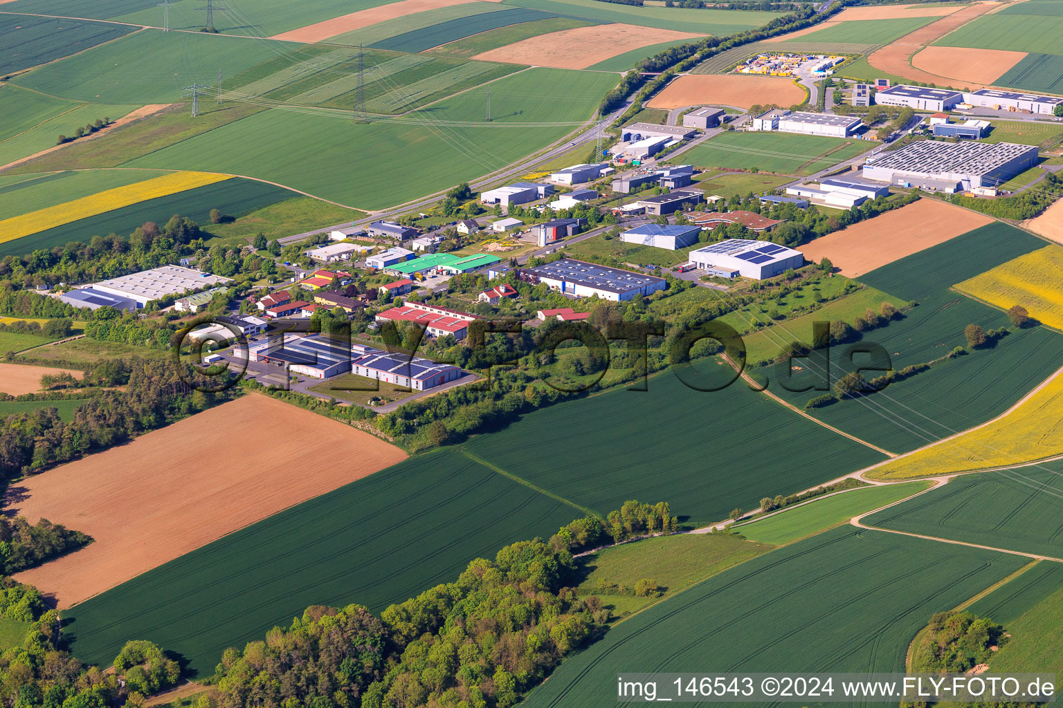 Vue aérienne de Zone industrielle de Waltersberg à Grünsfeld dans le département Bade-Wurtemberg, Allemagne