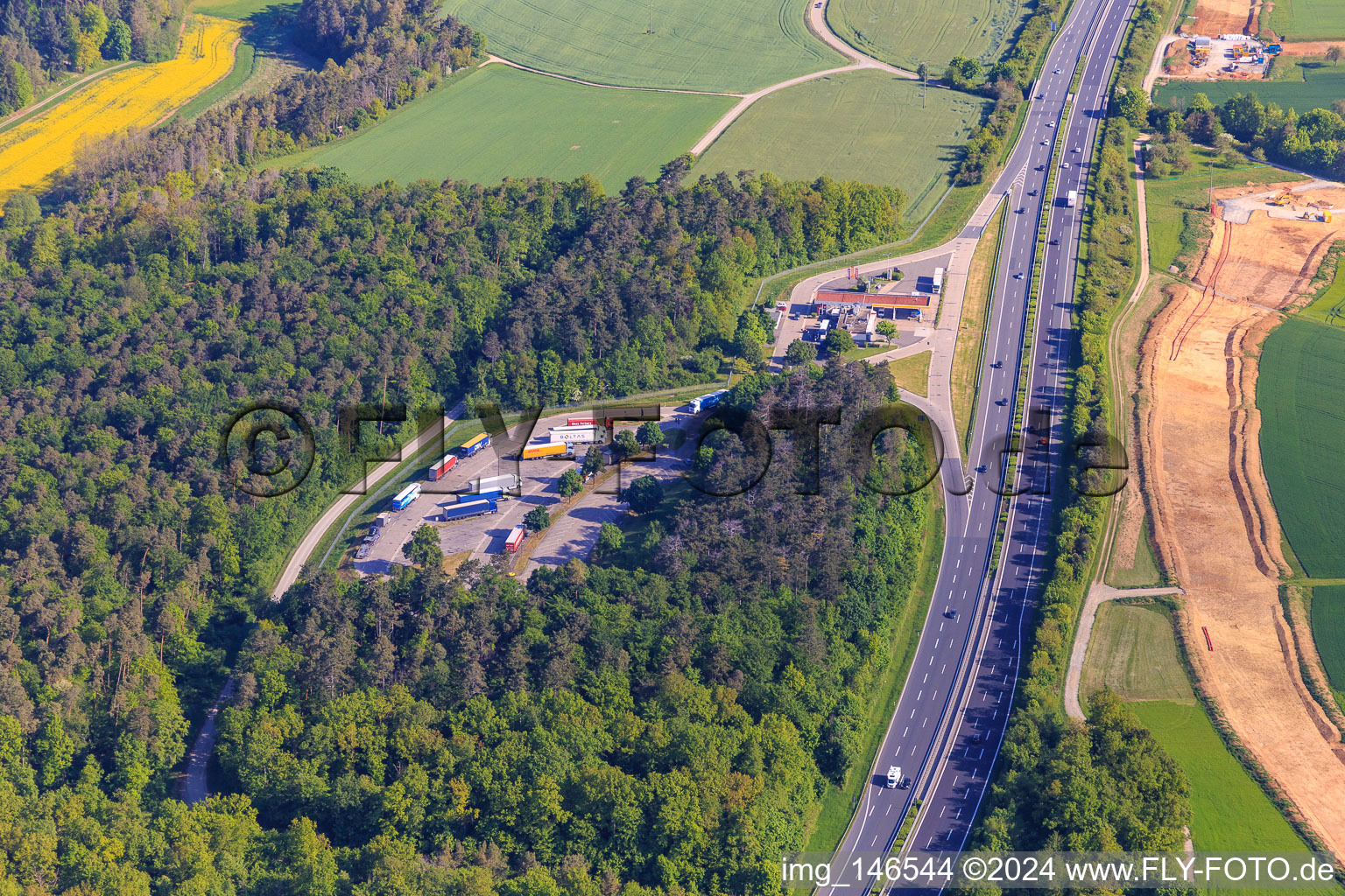 Vue aérienne de Aire de repos Tank & Rast Ob der Tauber Ouest avec station-service Shell sur l'A81 à le quartier Grünsfeldhausen in Grünsfeld dans le département Bade-Wurtemberg, Allemagne