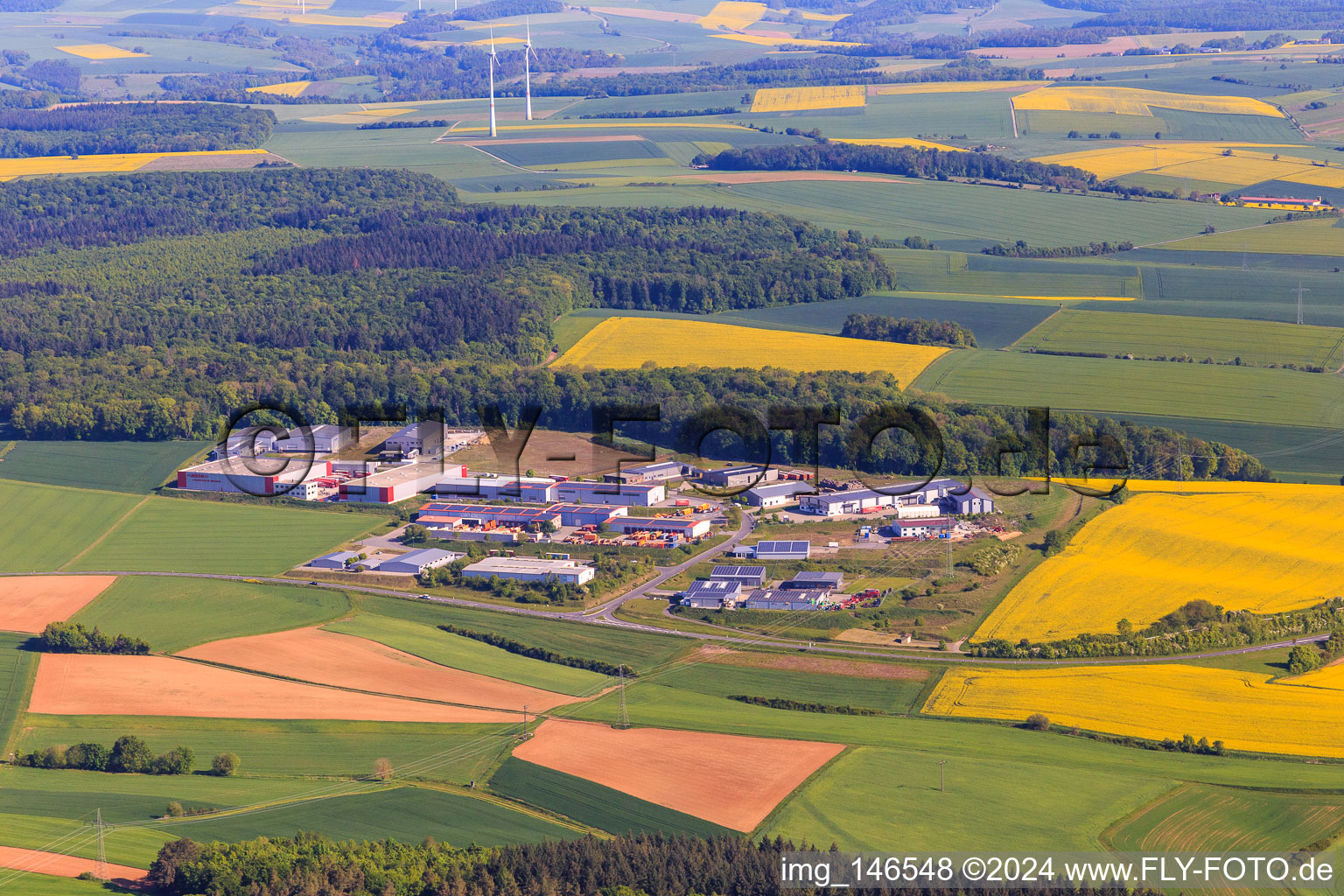 Vue aérienne de Zone industrielle sur l'A81 avec centre de recyclage Tauberbischofsheim A81, Alpha Techno Massagesessel GmbH, Michael Weinig AG et Spedition HEIN GmbH à Tauberbischofsheim dans le département Bade-Wurtemberg, Allemagne