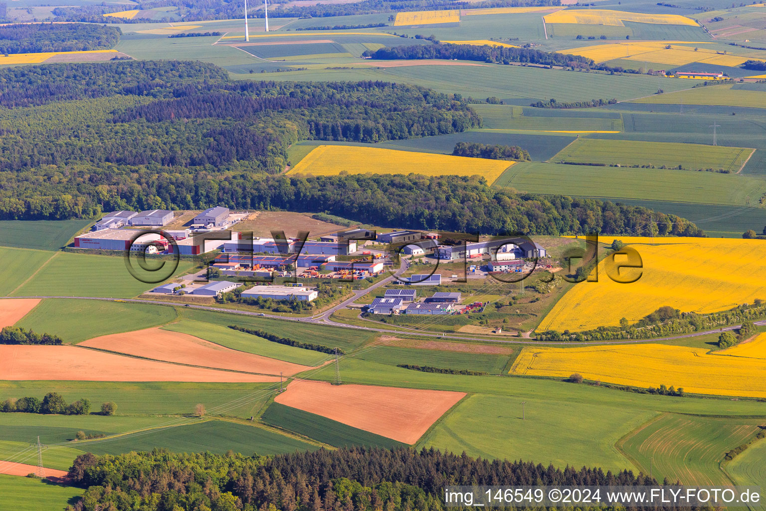 Vue aérienne de Zone industrielle sur l'A81 avec centre de recyclage Tauberbischofsheim A81, Alpha Techno Massagesessel GmbH, Michael Weinig AG et Spedition HEIN GmbH à Tauberbischofsheim dans le département Bade-Wurtemberg, Allemagne