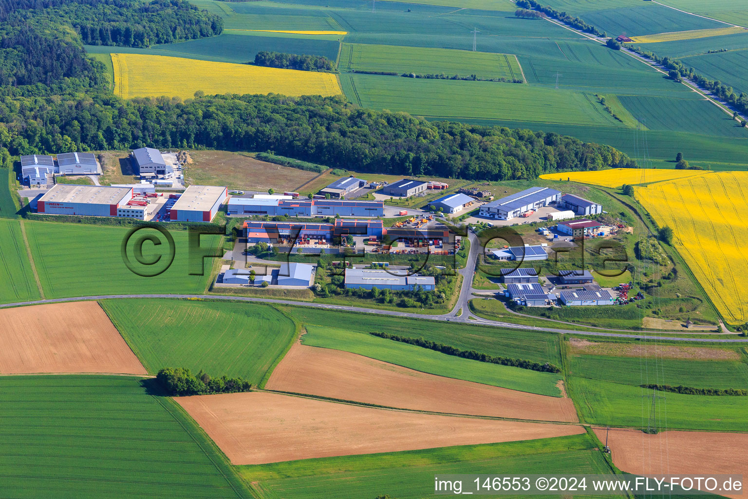 Photographie aérienne de Zone industrielle sur l'A81 avec centre de recyclage Tauberbischofsheim A81, Alpha Techno Massagesessel GmbH, Michael Weinig AG et Spedition HEIN GmbH à Tauberbischofsheim dans le département Bade-Wurtemberg, Allemagne