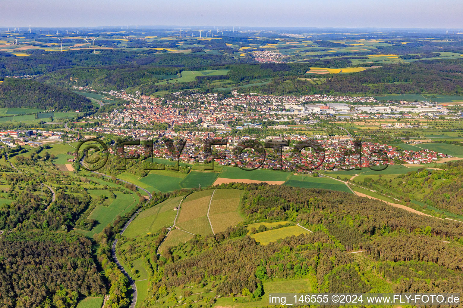Vue aérienne de Vue de la ville depuis l'est à Tauberbischofsheim dans le département Bade-Wurtemberg, Allemagne