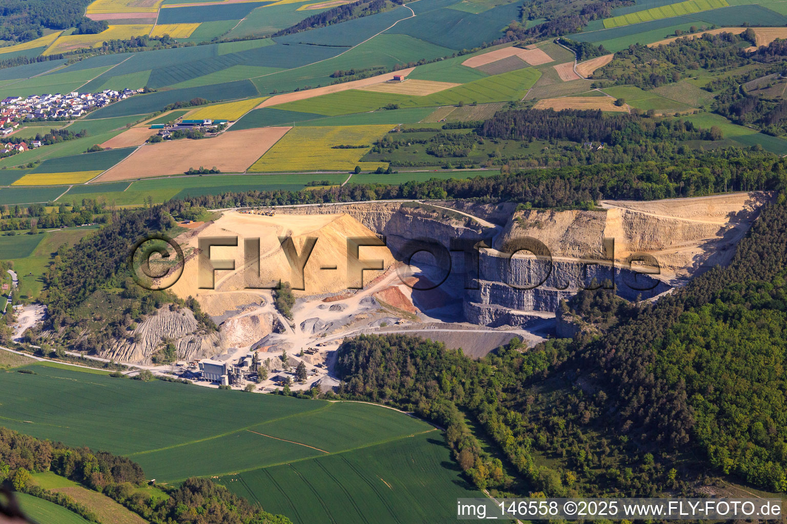 Vue aérienne de Carrière Werbach de gravier SHB à Werbach dans le département Bade-Wurtemberg, Allemagne