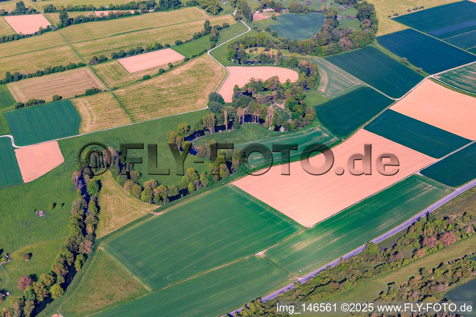 Vue aérienne de Le cours sinueux de la Tauber à Werbach dans le département Bade-Wurtemberg, Allemagne