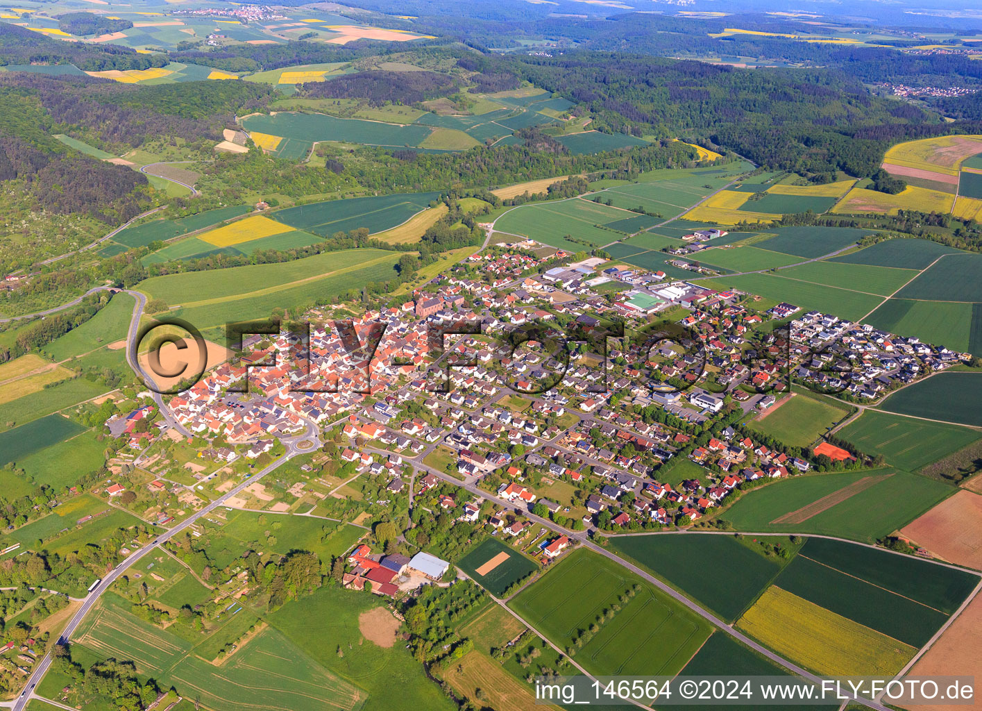 Vue aérienne de Vue de la ville depuis l'ouest à Werbach dans le département Bade-Wurtemberg, Allemagne