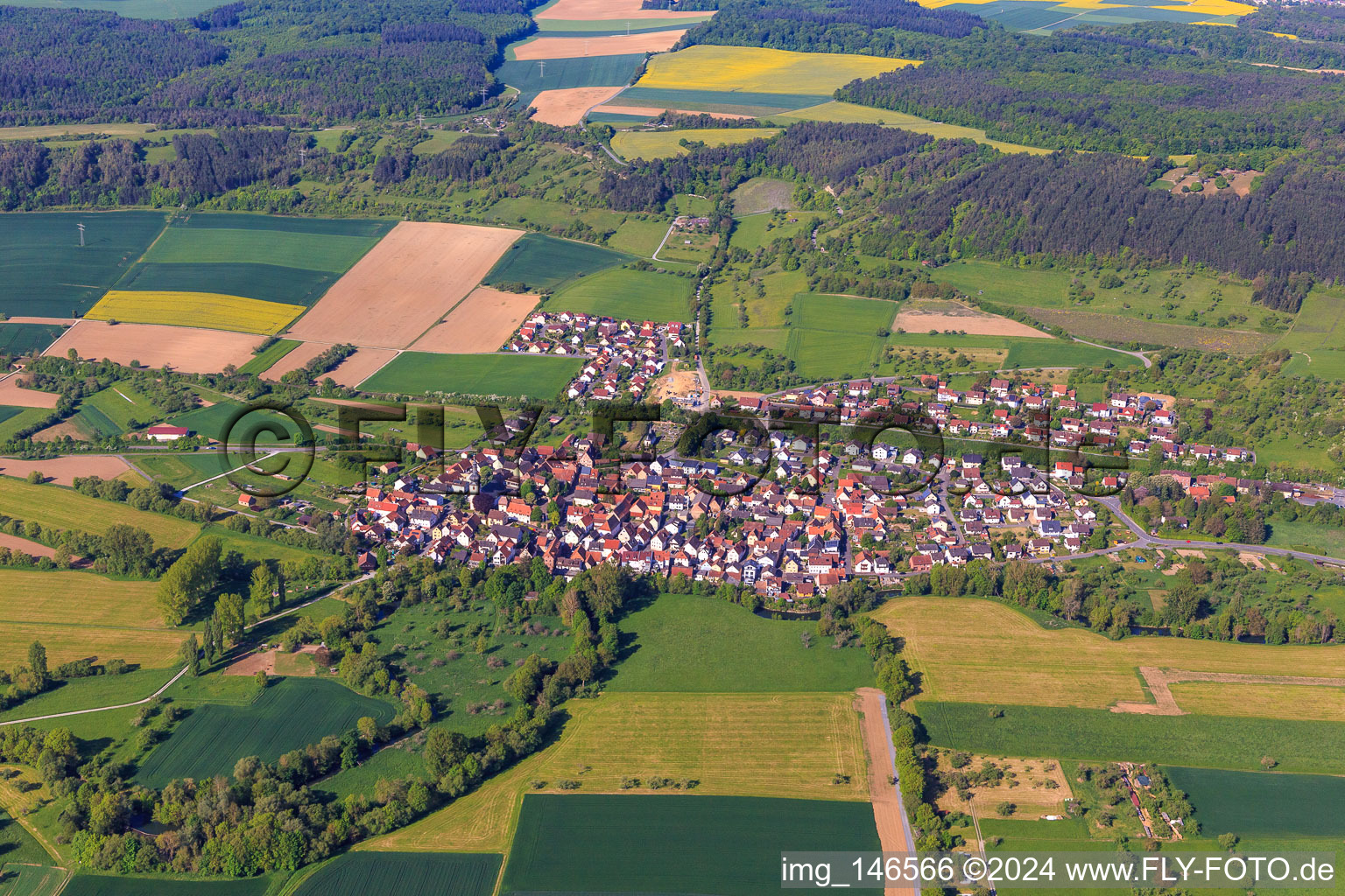 Vue aérienne de Vue d'ensemble de la ville depuis l'ouest à le quartier Hochhausen in Tauberbischofsheim dans le département Bade-Wurtemberg, Allemagne