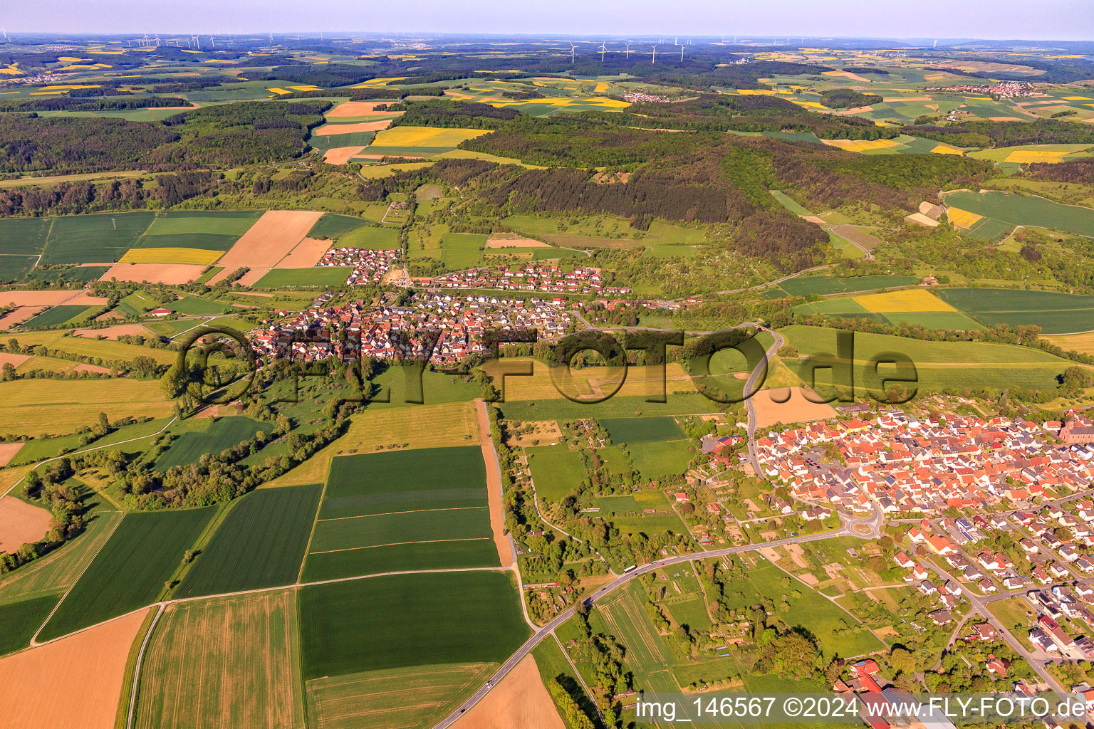 Vue aérienne de Vue de la ville depuis l'ouest à le quartier Hochhausen in Tauberbischofsheim dans le département Bade-Wurtemberg, Allemagne