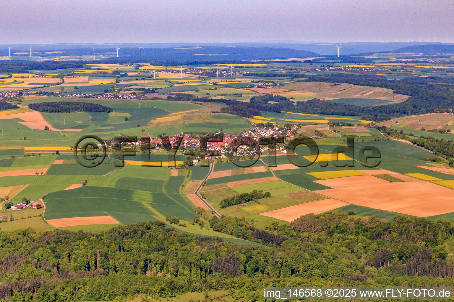 Vue aérienne de Vue du village depuis l'ouest à le quartier Uissigheim in Külsheim dans le département Bade-Wurtemberg, Allemagne