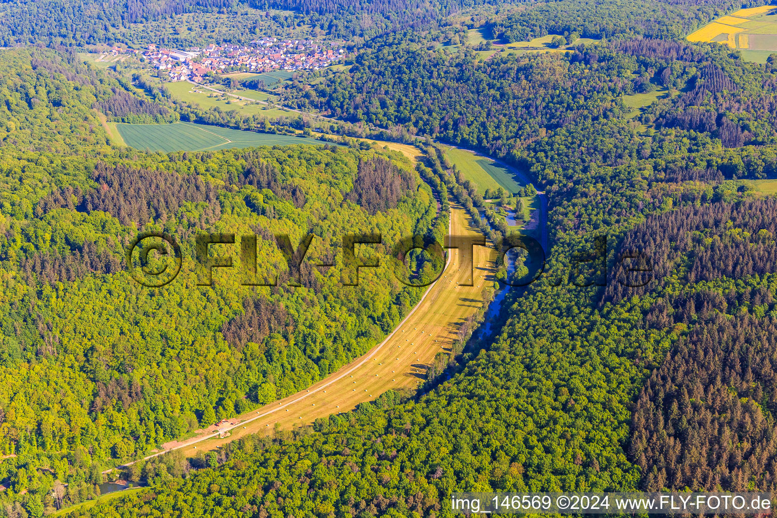 Vue aérienne de Prairies fauchées au bord de la rivière dans la belle vallée de la Tauber vue du sud à le quartier Niklashausen in Werbach dans le département Bade-Wurtemberg, Allemagne