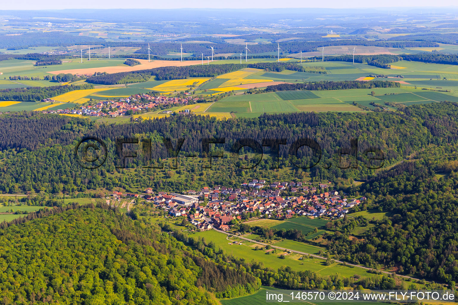 Vue aérienne de Vue du village dans le charmant Taubertal depuis le sud à le quartier Niklashausen in Werbach dans le département Bade-Wurtemberg, Allemagne