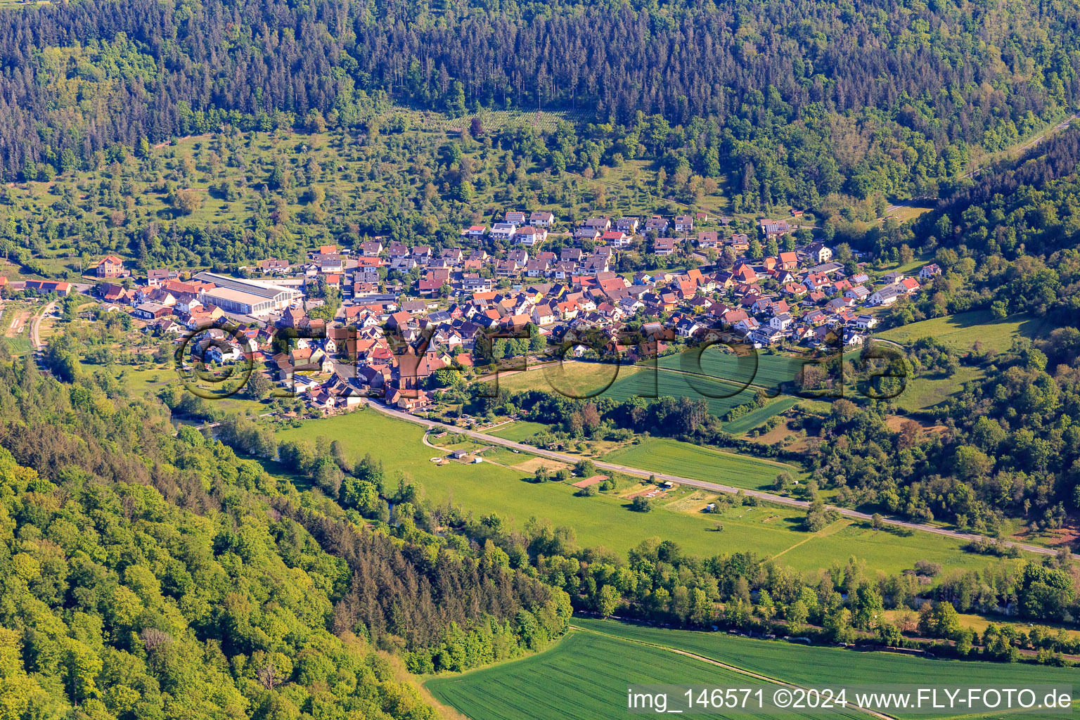 Vue aérienne de Vue du village dans le charmant Taubertal depuis le sud à le quartier Niklashausen in Werbach dans le département Bade-Wurtemberg, Allemagne