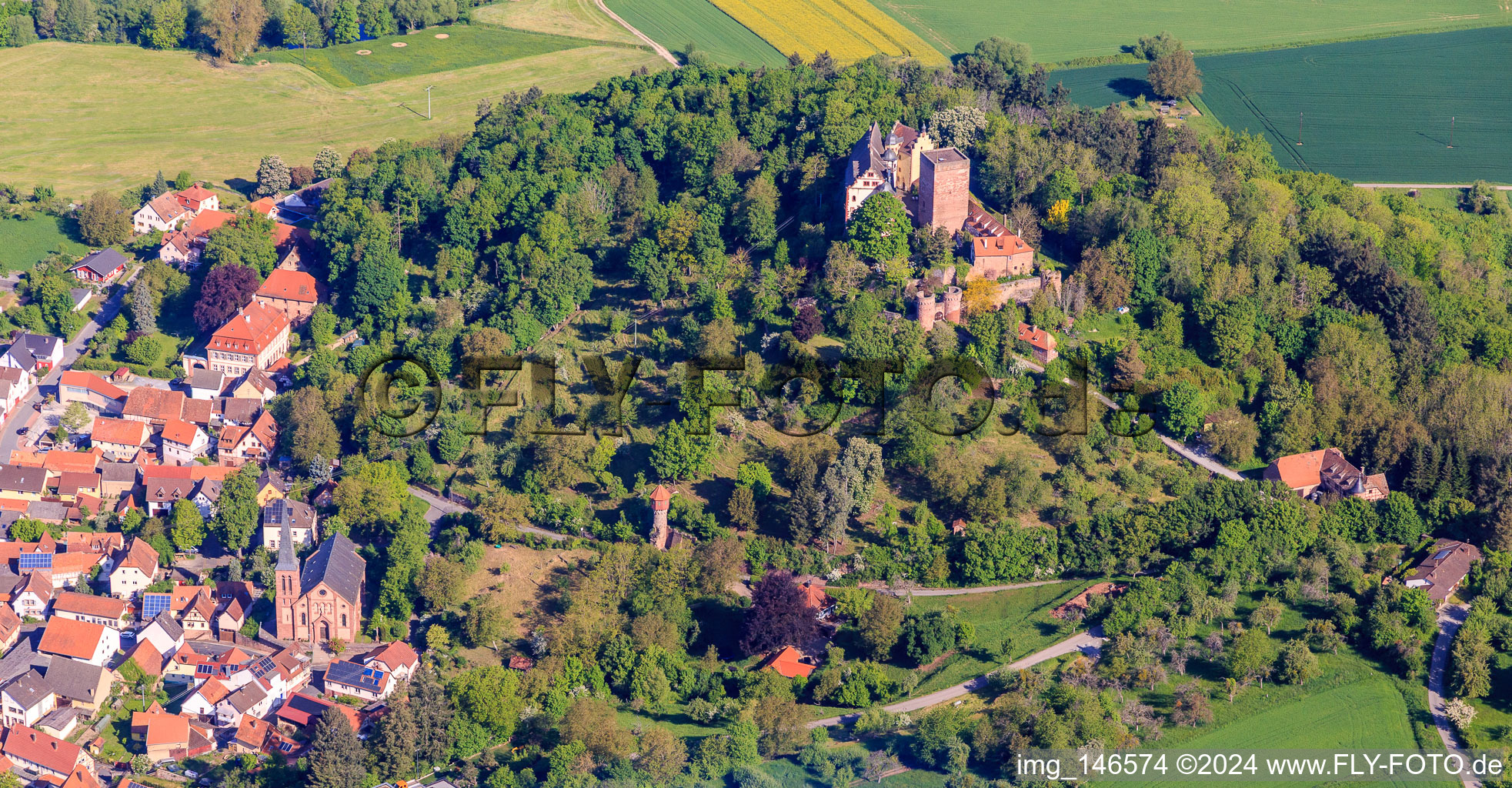 Château et parc du château Gamburg à le quartier Gamburg in Werbach dans le département Bade-Wurtemberg, Allemagne hors des airs