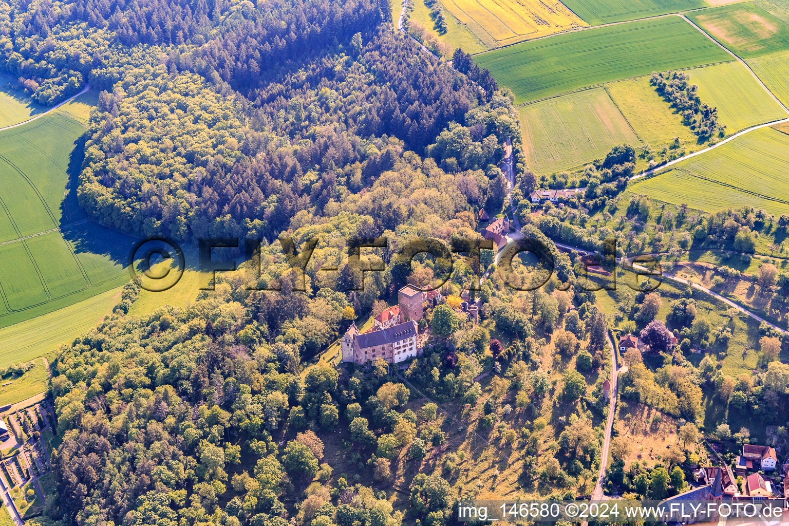 Vue d'oiseau de Château et parc du château Gamburg à le quartier Gamburg in Werbach dans le département Bade-Wurtemberg, Allemagne