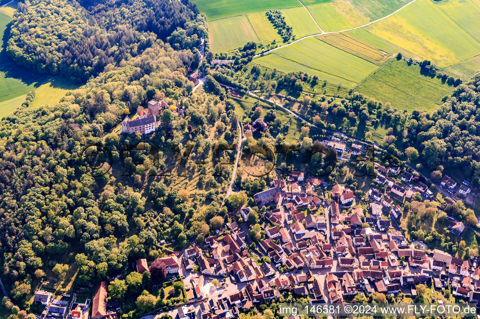 Vue aérienne de Vue de la ville en contrebas du château Gamburg à le quartier Gamburg in Werbach dans le département Bade-Wurtemberg, Allemagne