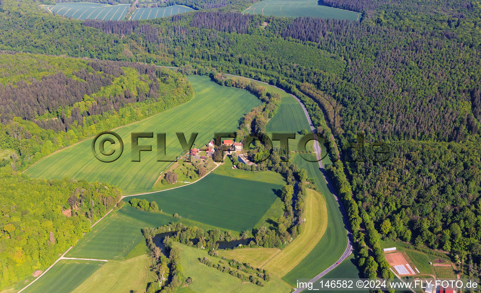 Vue aérienne de Quartier d'Eulschirben dans la charmante vallée de la Tauber depuis le sud-est à le quartier Gamburg in Werbach dans le département Bade-Wurtemberg, Allemagne