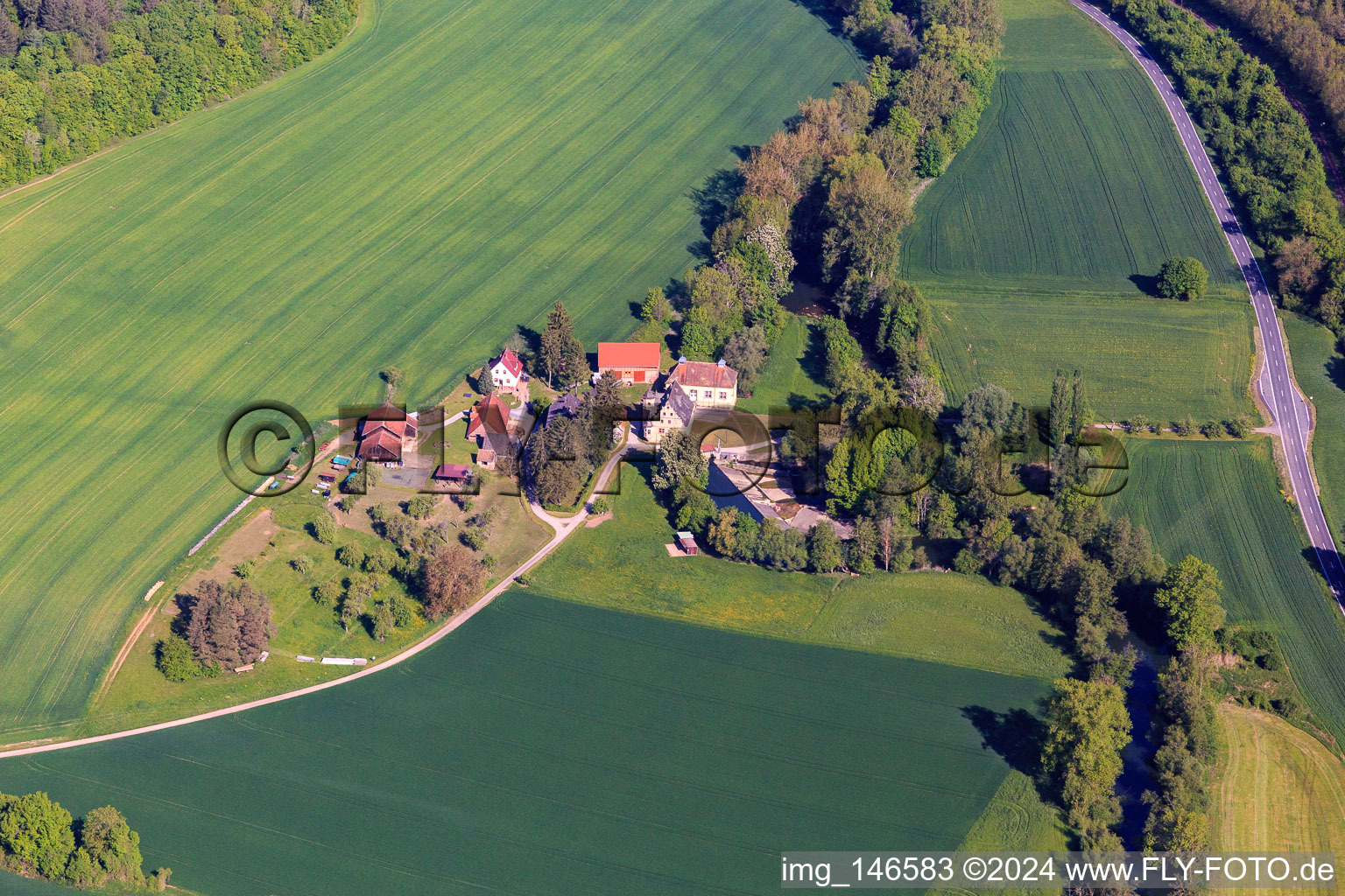 Vue aérienne de Quartier d'Eulschirben dans la charmante vallée de la Tauber depuis le sud-est à le quartier Gamburg in Werbach dans le département Bade-Wurtemberg, Allemagne