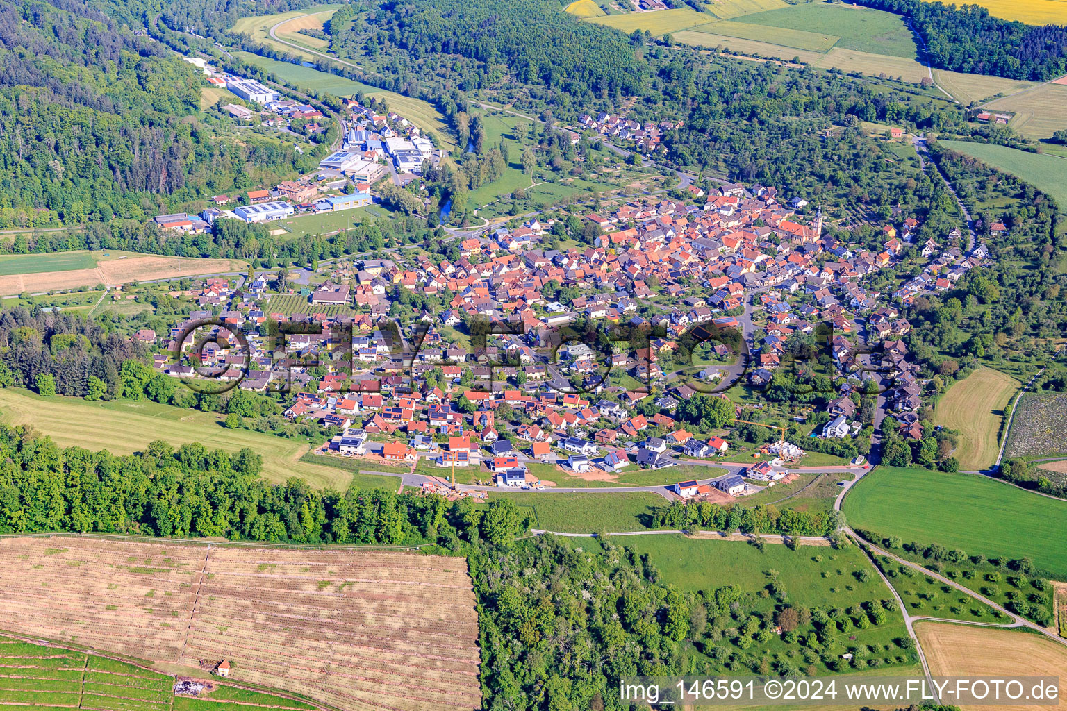 Vue aérienne de Vue du village dans le charmant Taubertal depuis le sud à le quartier Reicholzheim in Wertheim dans le département Bade-Wurtemberg, Allemagne
