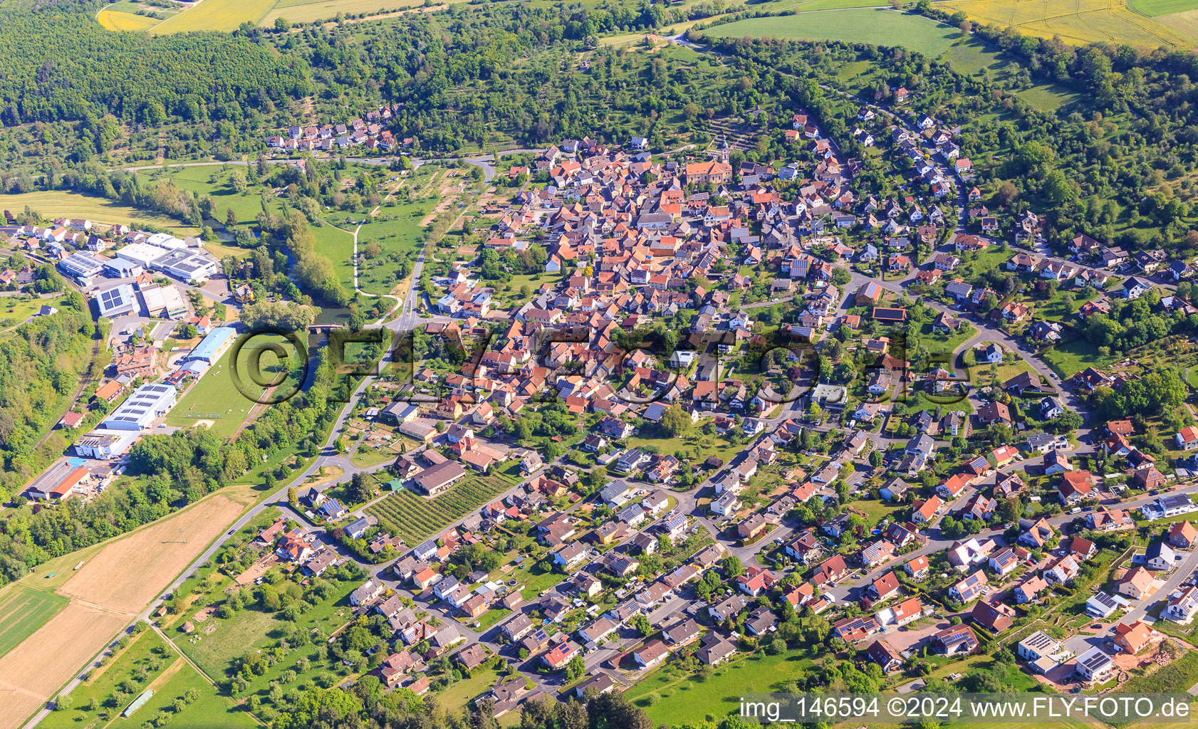 Photographie aérienne de Vue du village dans le charmant Taubertal depuis le sud à le quartier Reicholzheim in Wertheim dans le département Bade-Wurtemberg, Allemagne