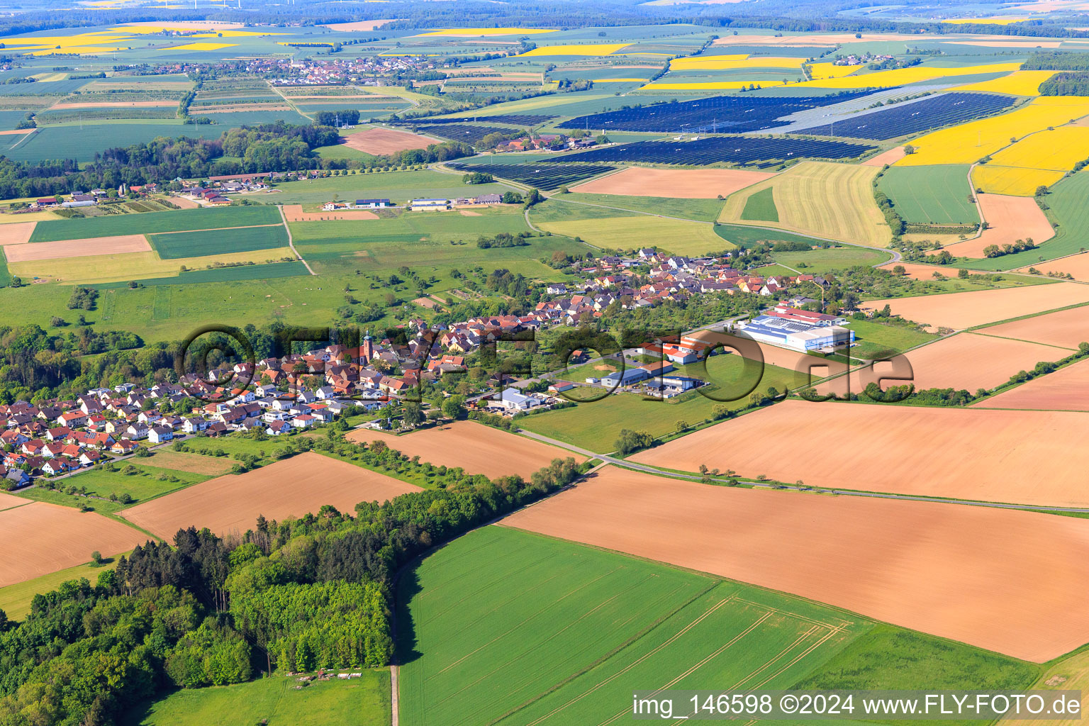Vue aérienne de Vue de la ville depuis le nord-est à le quartier Dörlesberg in Wertheim dans le département Bade-Wurtemberg, Allemagne