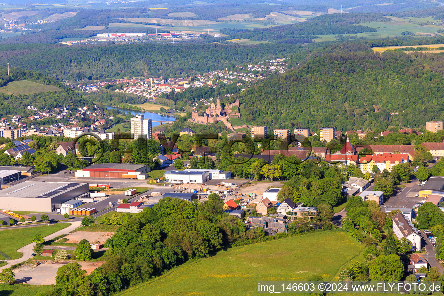 Vue aérienne de Vue depuis le Wartberg sur le château au-dessus du Main et de la Tauber à le quartier Reinhardshof in Wertheim dans le département Bade-Wurtemberg, Allemagne