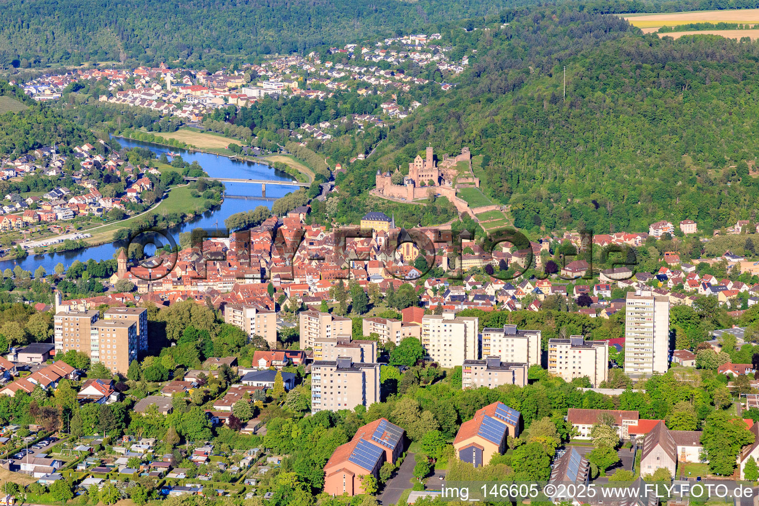 Vue aérienne de Vue depuis le Wartberg sur le château de Burg Wertheim au-dessus de la vieille ville avec la vallée du Main à Wertheim dans le département Bade-Wurtemberg, Allemagne