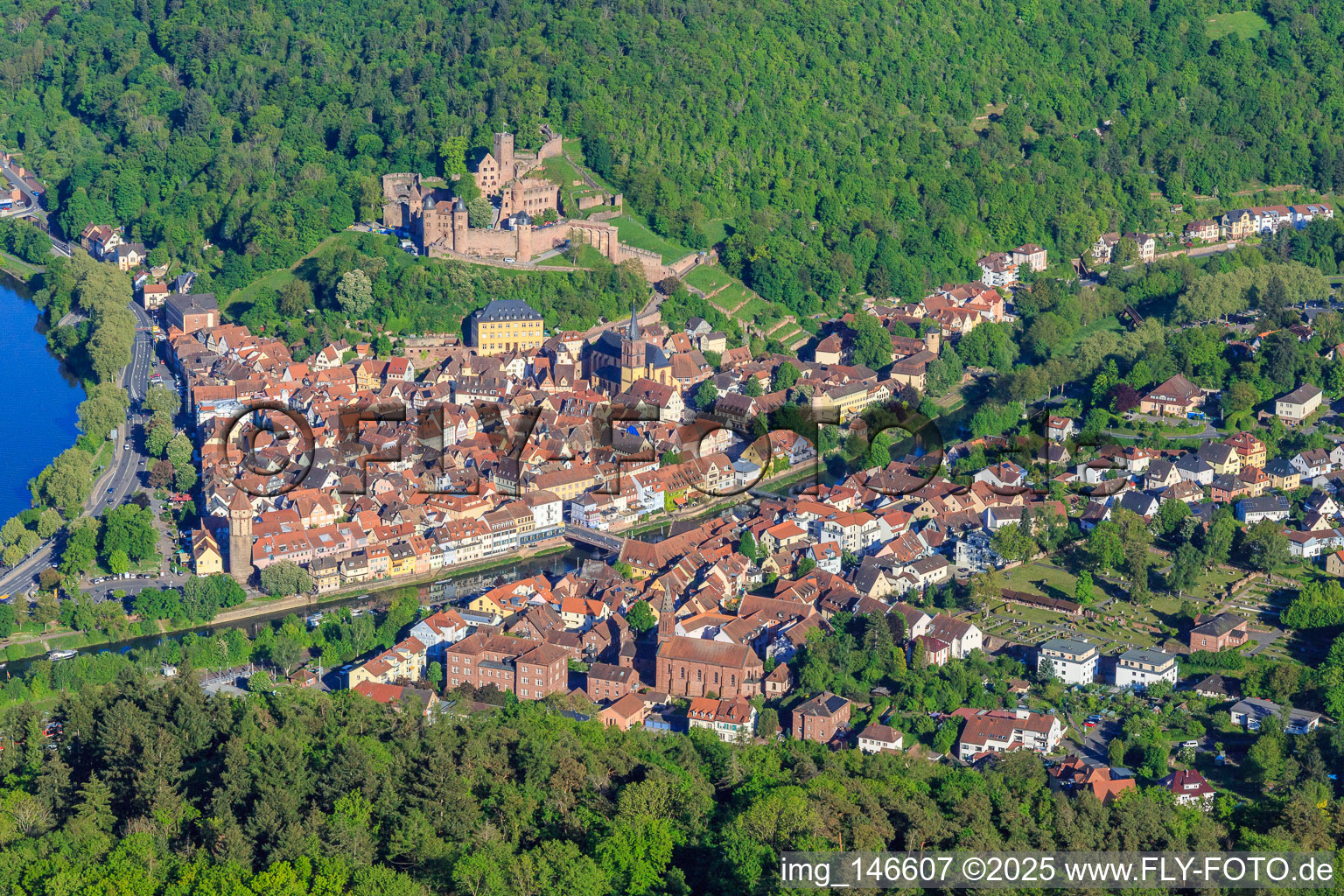 Vue aérienne de Château Burg Wertheim au-dessus de la vieille ville avec Main et Tauber à Wertheim dans le département Bade-Wurtemberg, Allemagne