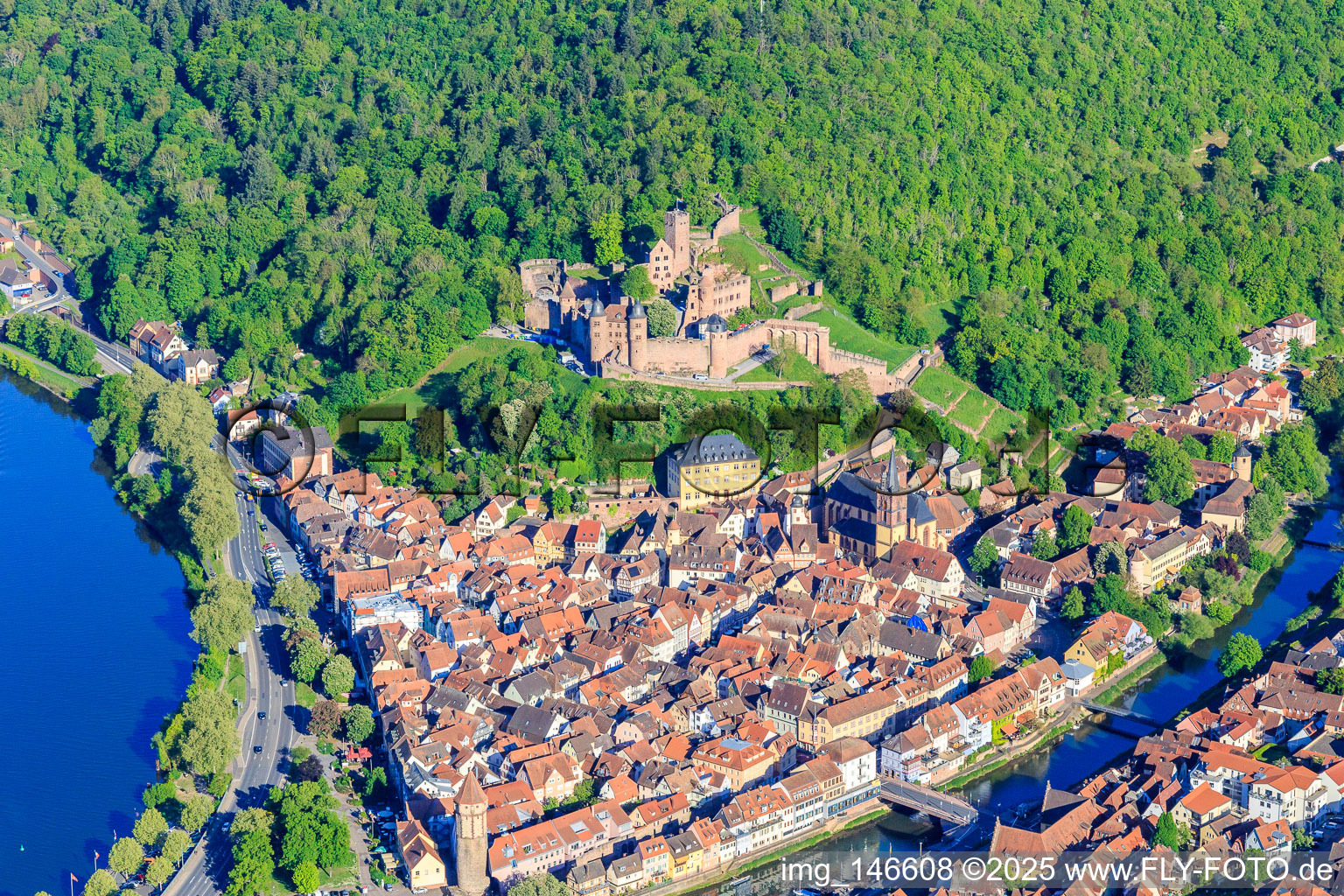 Vue aérienne de Château Burg Wertheim au-dessus de la vieille ville avec Main et Tauber à Wertheim dans le département Bade-Wurtemberg, Allemagne