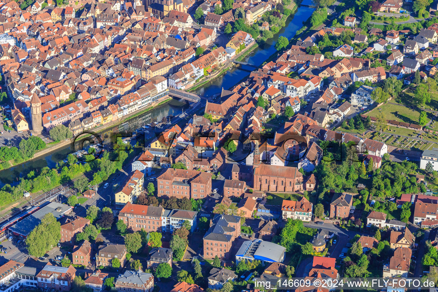Vue aérienne de Vieille ville avec le pont Tauber et l'église Saint-Venantius à Wertheim dans le département Bade-Wurtemberg, Allemagne