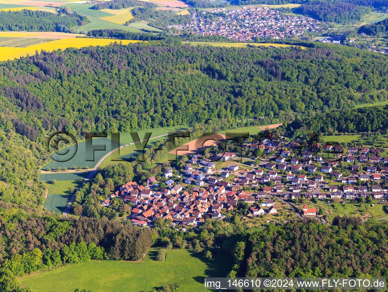 Vue aérienne de Vue de l'ouest dans le charmant Taubertal à le quartier Waldenhausen in Wertheim dans le département Bade-Wurtemberg, Allemagne