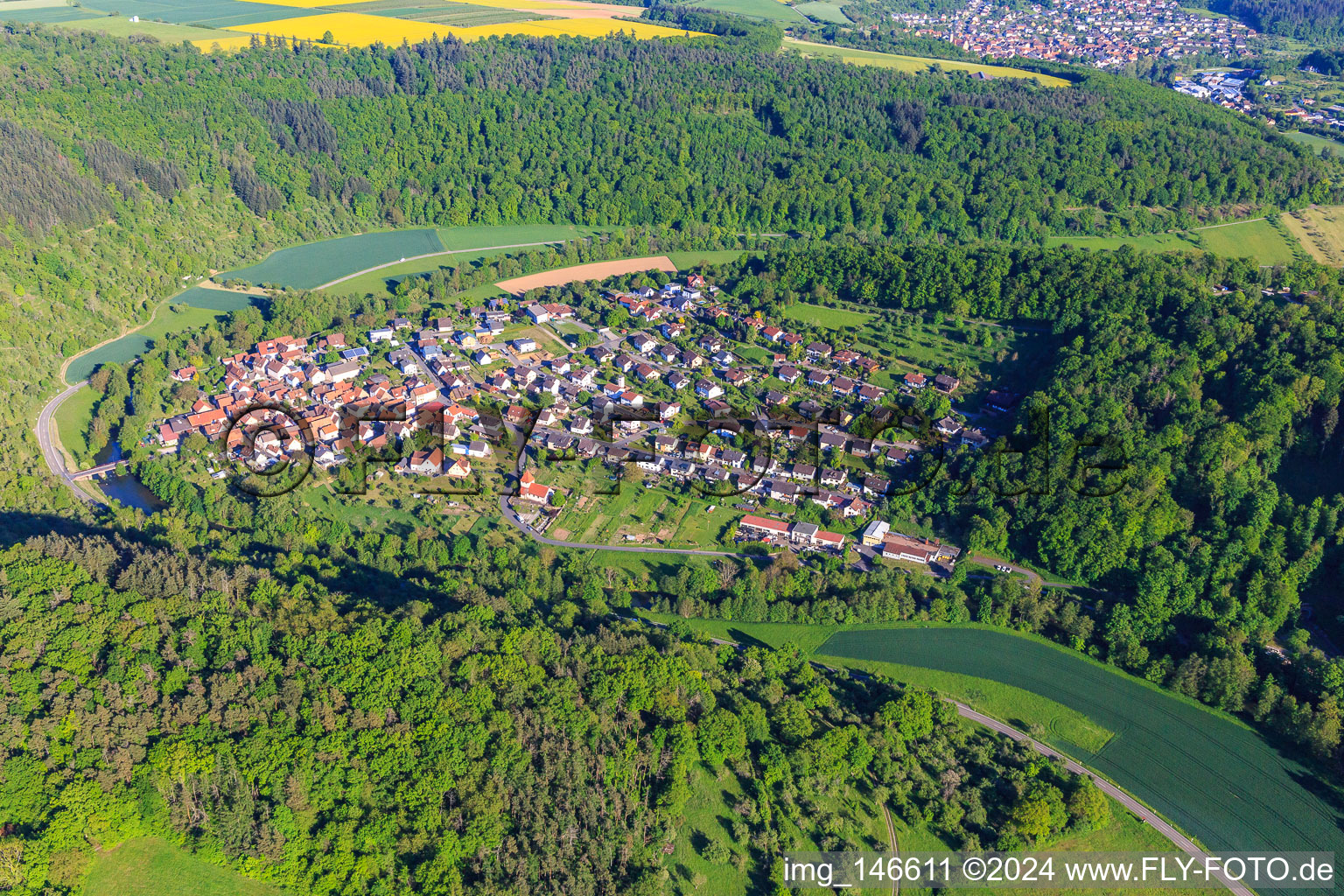 Vue aérienne de Vue de l'ouest dans le charmant Taubertal à le quartier Waldenhausen in Wertheim dans le département Bade-Wurtemberg, Allemagne