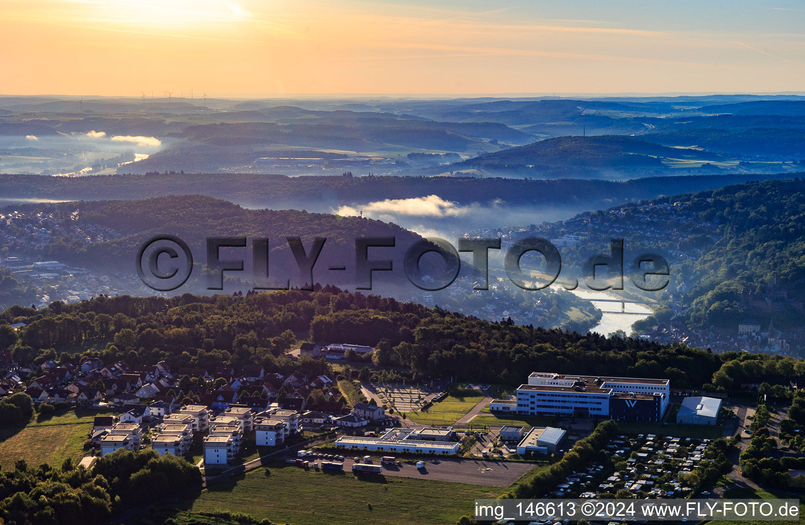 Vue aérienne de Vue du sud depuis le Wartberg vers la vallée du Main le matin à Wertheim dans le département Bade-Wurtemberg, Allemagne