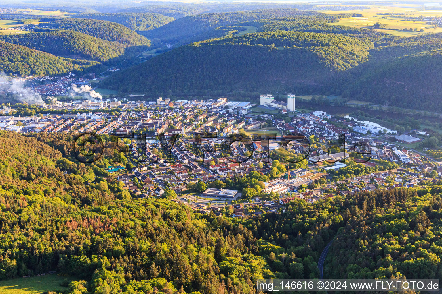 Vue aérienne de Vue du sud dans une boucle du Main à le quartier Bestenheid in Wertheim dans le département Bade-Wurtemberg, Allemagne