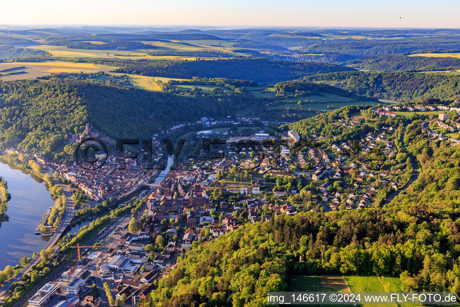 Vue aérienne de Estuaire de la Tauber dans le Main en aval du château Wertheim depuis le nord-est à Wertheim dans le département Bade-Wurtemberg, Allemagne