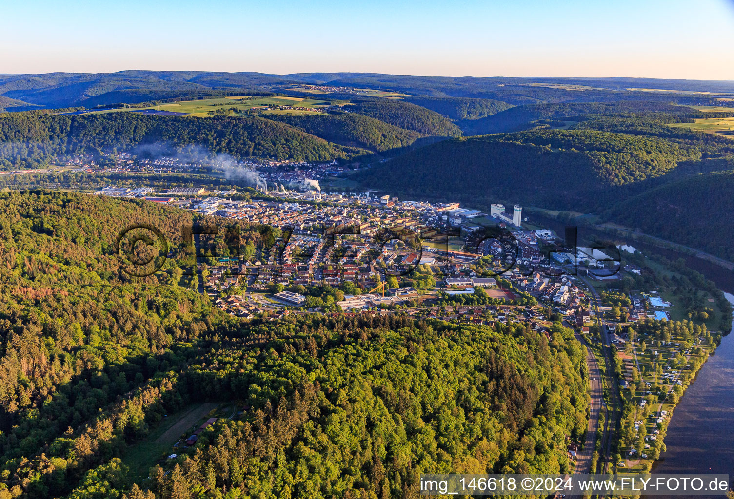 Vue aérienne de Vue du sud dans une boucle du Main à le quartier Bestenheid in Wertheim dans le département Bade-Wurtemberg, Allemagne