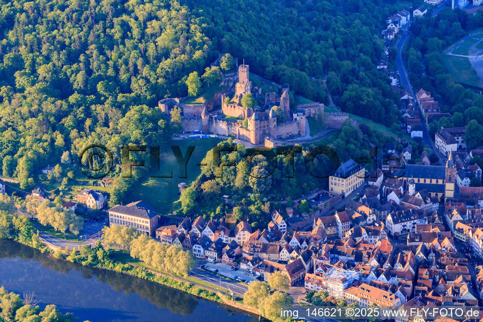 Vue aérienne de Château Burg Wertheim au-dessus de la vieille ville sur le Main à Wertheim dans le département Bade-Wurtemberg, Allemagne