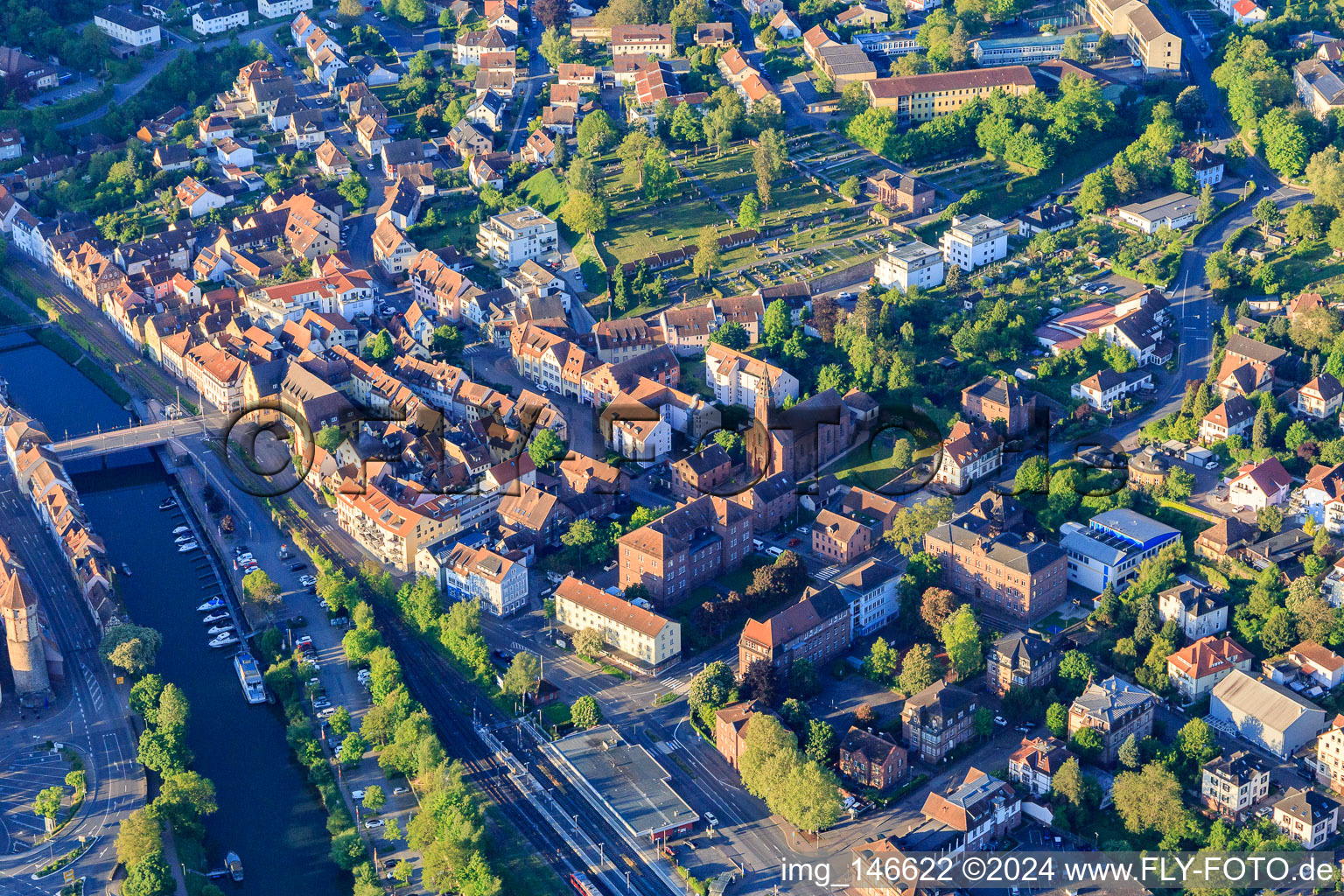 Vue aérienne de Gare, pont Tauber et église Saint-Venantius à Wertheim dans le département Bade-Wurtemberg, Allemagne