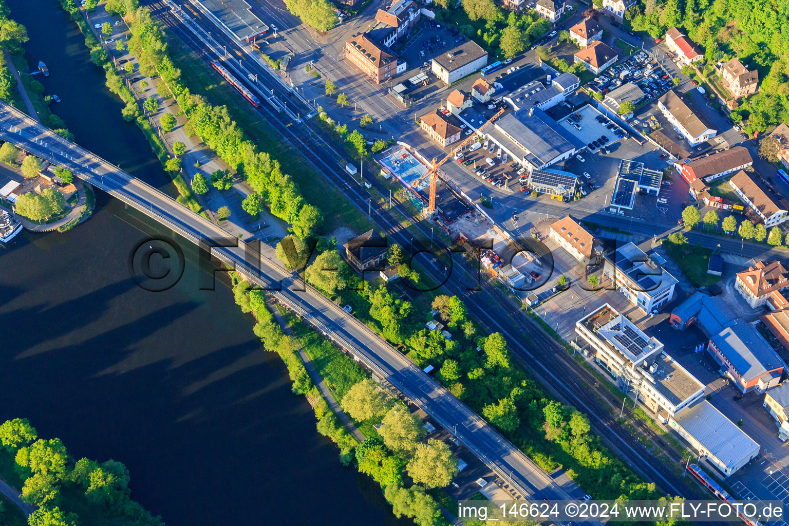 Vue aérienne de Pont sur le Main au-dessus de l'estuaire de la Tauber à Wertheim dans le département Bade-Wurtemberg, Allemagne