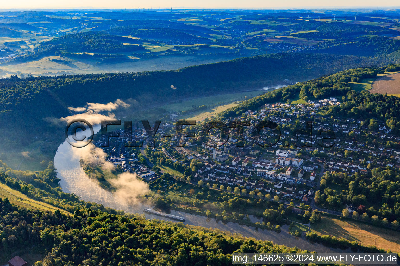 Vue aérienne de Vue de l'ouest dans la vallée principale à le quartier Eichel in Wertheim dans le département Bade-Wurtemberg, Allemagne