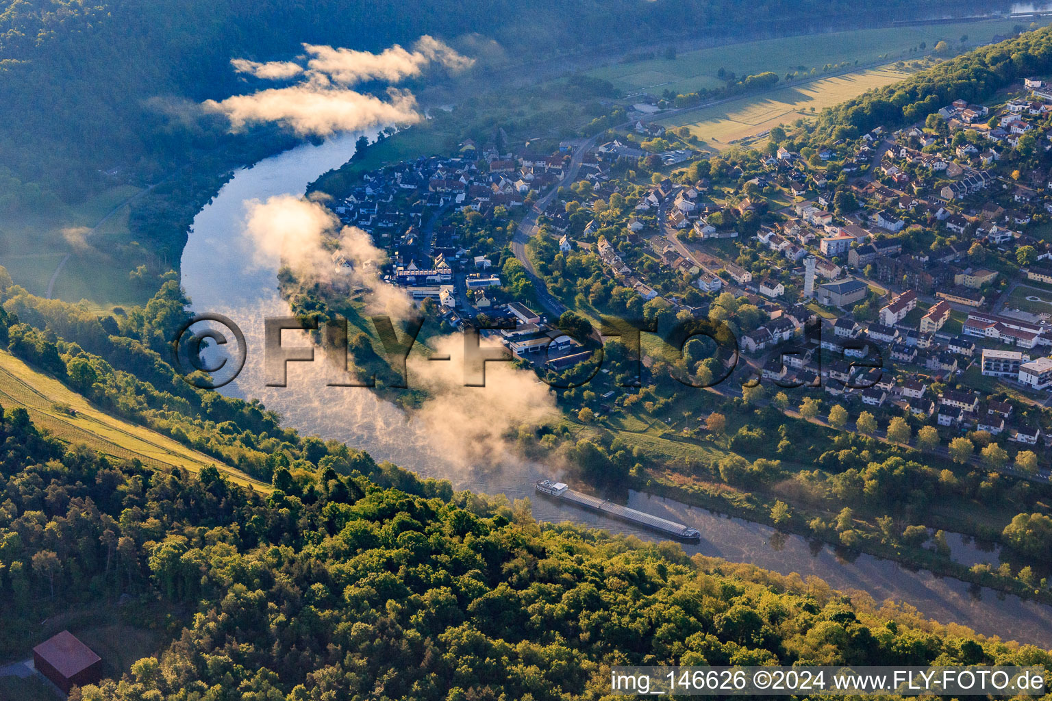 Vue aérienne de Vue de l'ouest dans la vallée principale à le quartier Eichel in Wertheim dans le département Bade-Wurtemberg, Allemagne