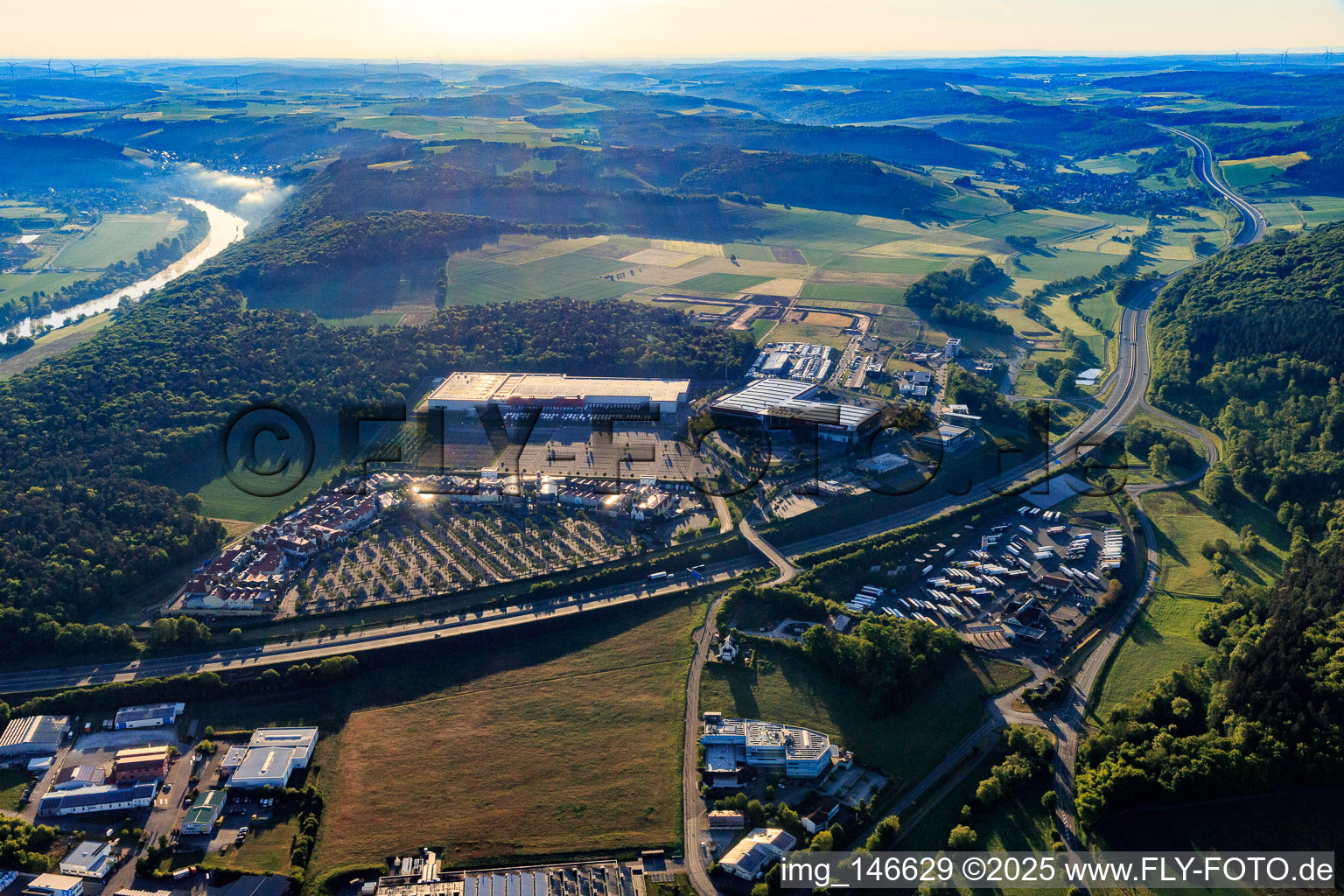 Vue aérienne de Village Outlet Wertheim avec adidas Outlet Store Wertheim, Nike Factory Store et AIGNER Outlet Wertheim à le quartier Bettingen in Wertheim dans le département Bade-Wurtemberg, Allemagne