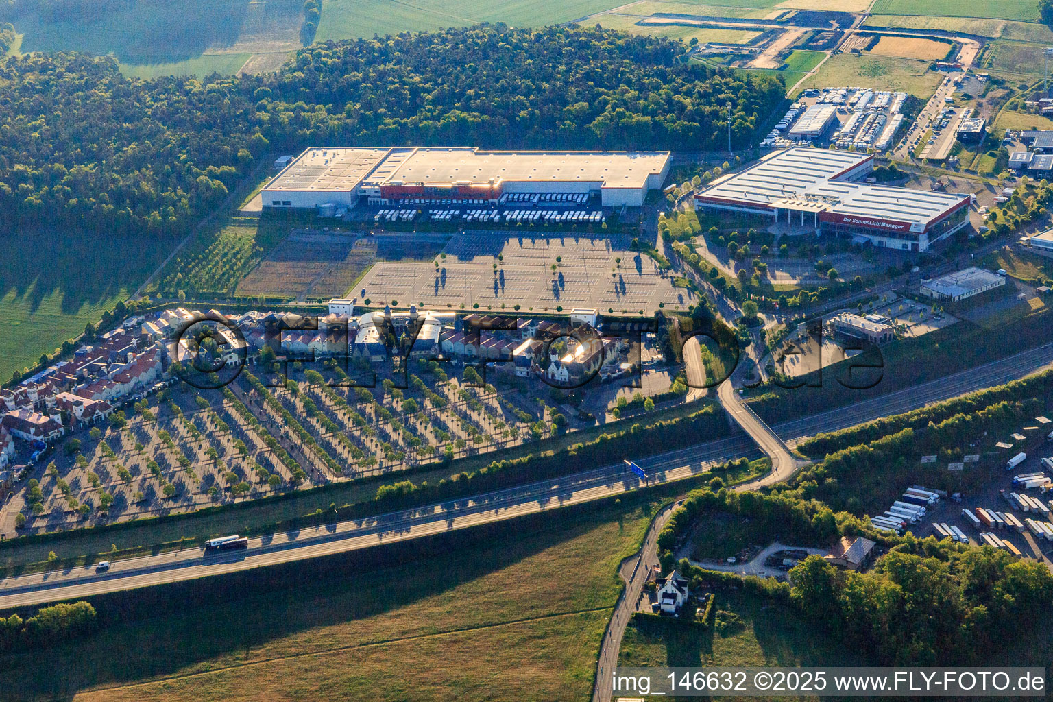Vue aérienne de Outlet Wertheim Village et McRent Wertheim à le quartier Bettingen in Wertheim dans le département Bade-Wurtemberg, Allemagne