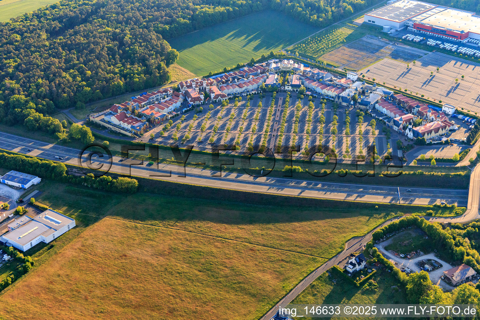 Vue aérienne de Village Outlet Wertheim avec adidas Outlet Store Wertheim, Nike Factory Store et AIGNER Outlet Wertheim à le quartier Bettingen in Wertheim dans le département Bade-Wurtemberg, Allemagne