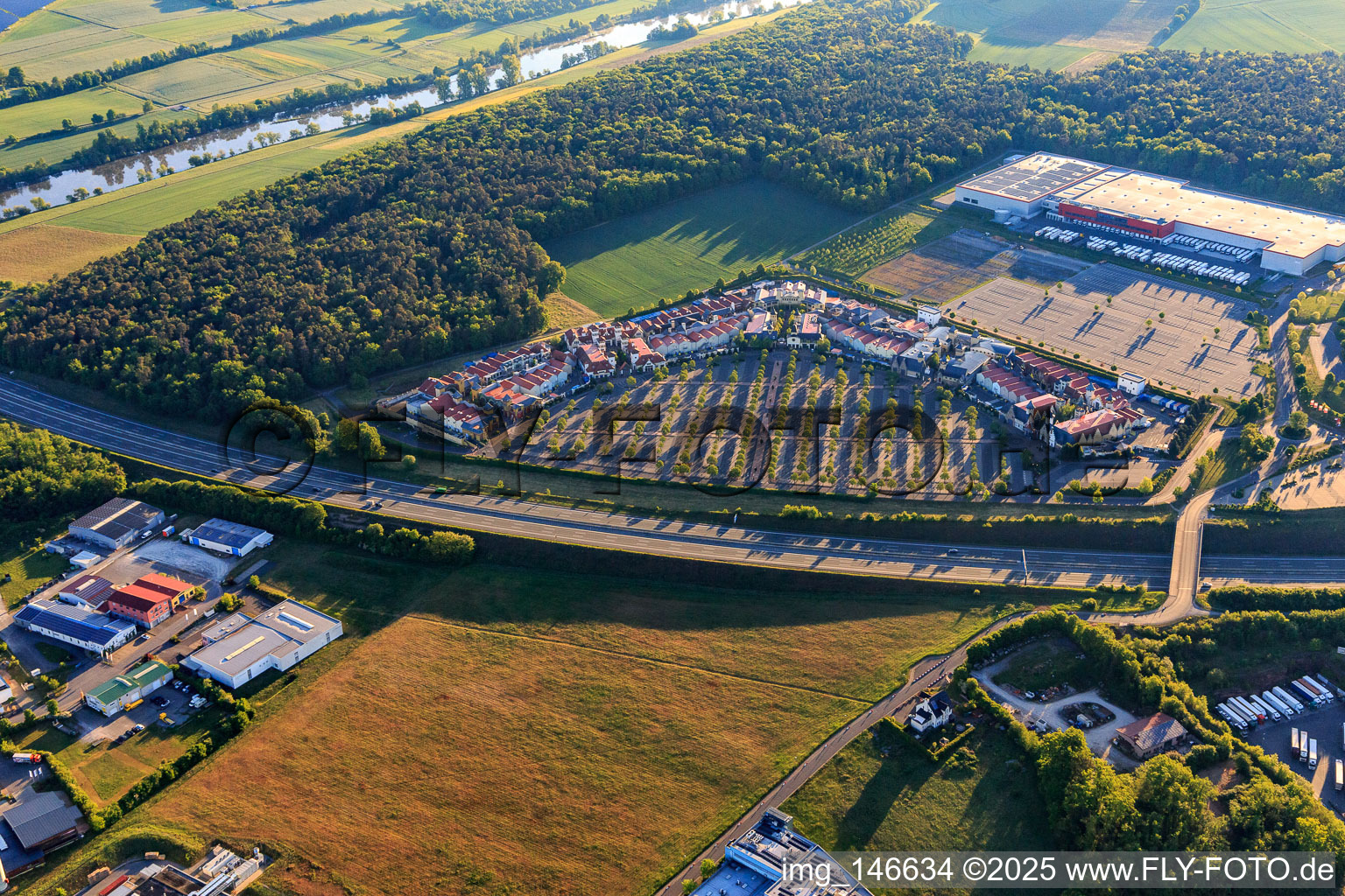 Photographie aérienne de Village Outlet Wertheim avec adidas Outlet Store Wertheim, Nike Factory Store et AIGNER Outlet Wertheim à le quartier Bettingen in Wertheim dans le département Bade-Wurtemberg, Allemagne