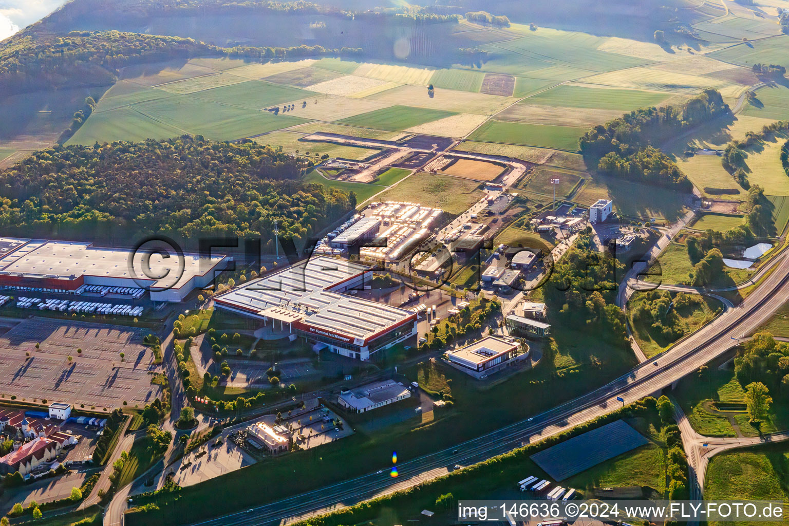 Vue aérienne de Zone industrielle de Hymerring avec la WAREMA Sun Academy à le quartier Bettingen in Wertheim dans le département Bade-Wurtemberg, Allemagne